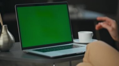 Ofisteki Chromakey Bilgisayar 'ı selamlayan tanınmayan bir yönetmen. Bilinmeyen iş kadını içeride dijital cihaz kullanıyor. Çalışan kadın açık alanda yeşil ekrana el sallıyor. 