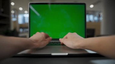 Yakın plan iş kadını kolları yeşil ekran laptopuna mesaj atıyor. Tanımlanamayan uzman yıllık model bilgisayar raporu hazırlıyor. Lüks iş yerinde krom anahtar defteri üzerinde çalışan zeki bir yönetmen.