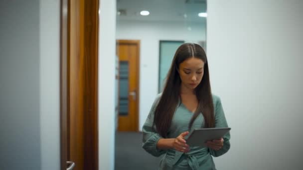 Σοβαρή Υπάλληλος Που Εργάζεται Για Πάει Στο Γραφείο Επαγγελματική Γυναίκα — Αρχείο Βίντεο