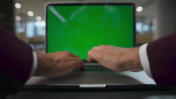 Geschäftsmann Hände Arbeiten Grünen Bildschirm Computer Nahaufnahme Unerkennbar Tippt Büro — Stockvideo