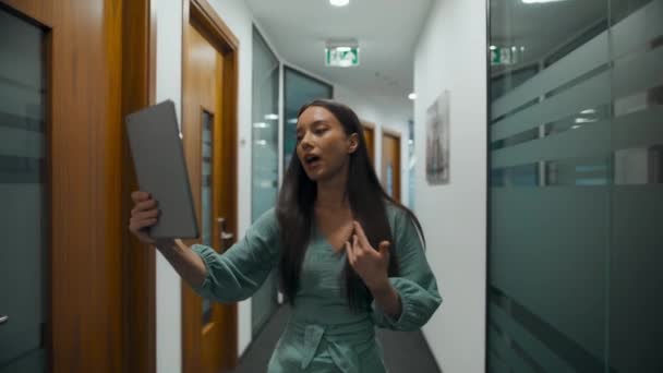 Modern Ofiste Konuşulan Tableti Açıklayan Bir Profesyonel Çeride Video Görüşmesi — Stok video