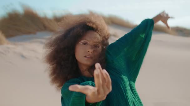 Mulher Afro Americana Flexível Dançando Improvisação Dunas Areia Close Curly — Vídeo de Stock