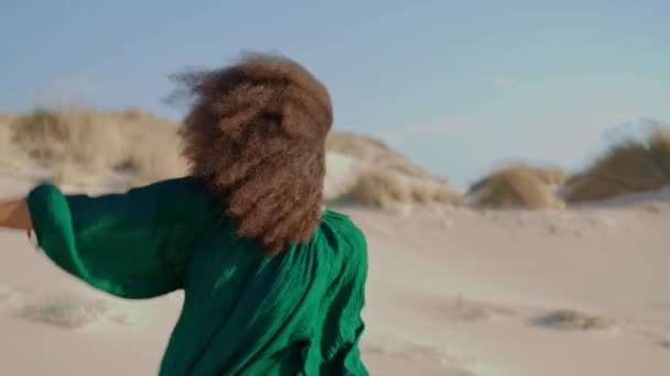 Современный Танцор Выступает Песчаной Пустыне Ветреный Летний День Крупным Планом — стоковое видео