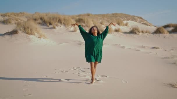 아프리카 미국인 여자가 사막의 시간에 관능적으로 숙녀가 새처럼 움직이고 있습니다 — 비디오