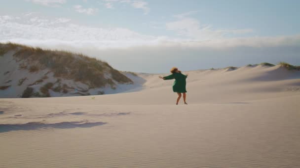 Silueta Joven Mujer Activa Bailando Emocionalmente Desierto Arena Distancia Chica — Vídeo de stock