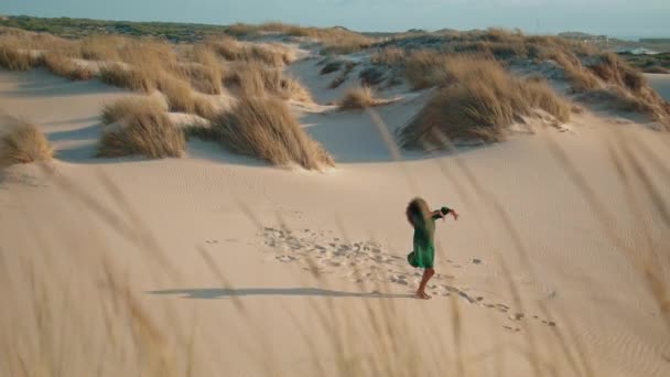 Ragazza Graziosa Danza Sulla Sabbia Deserto Estate Ventosa Sera Flessibile — Video Stock