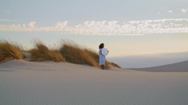Άγνωστη Νεαρή Γυναίκα Καθρέφτη Στέκεται Στην Άμμο Έρημο Καλοκαιρινό Βράδυ — Αρχείο Βίντεο