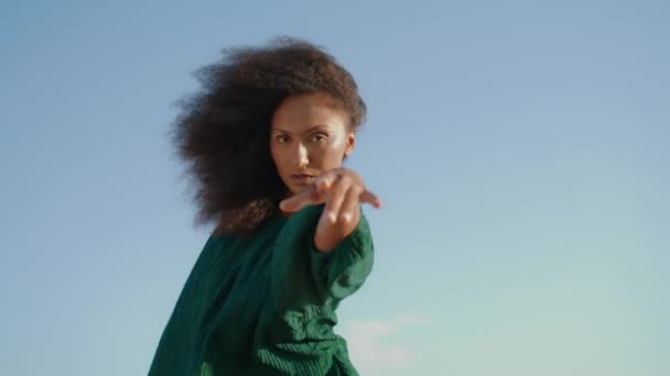 催眠的年轻女子表演迷人的舞蹈在大自然多风的夏日接近 迷人的非洲裔美国女孩 身穿黑色连衣裙 挥手顺利 在沙漠的神奇表演 — 图库视频影像