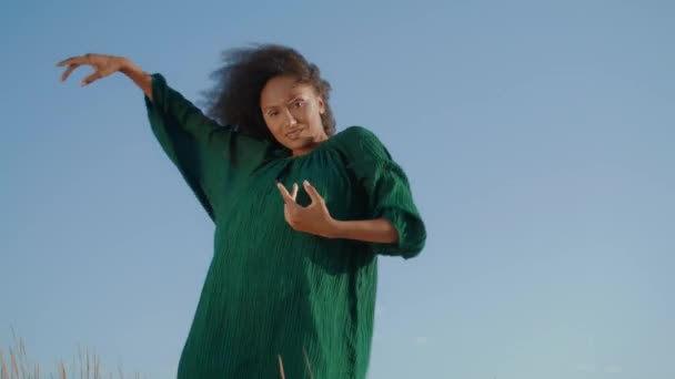 Φιλόξενη Αφροαμερικανή Που Χορεύει Στη Φύση Μπροστά Στον Γκρίζο Καλοκαιρινό — Αρχείο Βίντεο