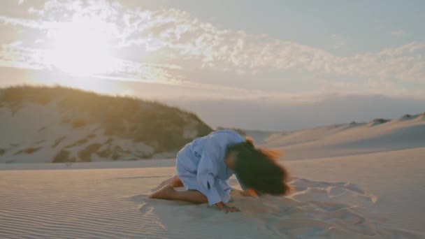 Tutkulu Esnek Kız Dansçı Gün Batımında Çölde Serbest Dans Ediyor — Stok video