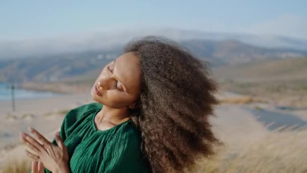 Yakın Plan Afro Amerikan Esinlenilmiş Kadın Çöl Kumunda Şehvetle Dans — Stok video