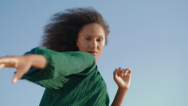 Afrykańska Amerykańska Artystka Tańcząca Przed Szarym Letnim Niebem Bliska Atrakcyjna — Wideo stockowe