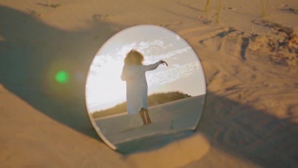Африканская Американка Танцует Закате Пустыни Отражаясь Круглом Зеркале Изящная Молодая — стоковое видео