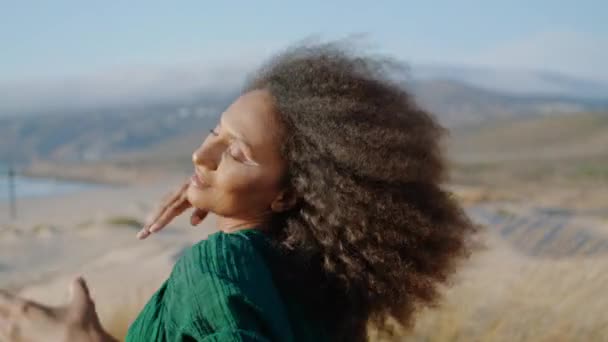 Πλαστική Όμορφη Γυναίκα Χορεύει Αυτοσχεδιασμό Στην Έρημο Ξηρό Γρασίδι Στο — Αρχείο Βίντεο