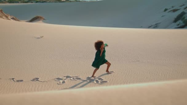 Африканская Американка Танцующая Песчаных Дюнах Летняя Ветреная Дымка Эмоциональная Пластиковая — стоковое видео