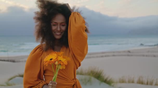 Retrato Mulher Romântica Afro Americana Cheirando Flores Frente Céu Cinza — Vídeo de Stock