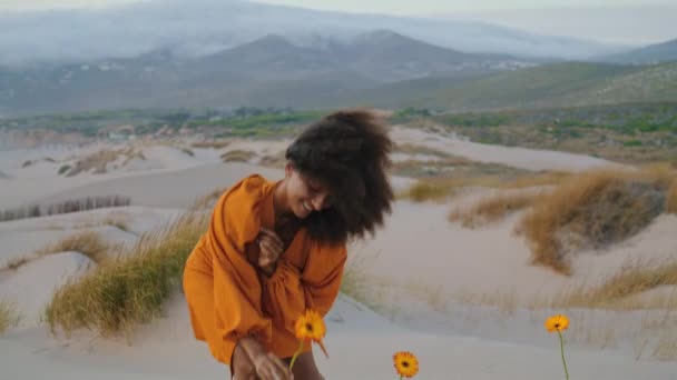 Mujer Afroamericana Sonriente Tomando Flores Naranjas Desierto Sombrío Chica Joven — Vídeo de stock