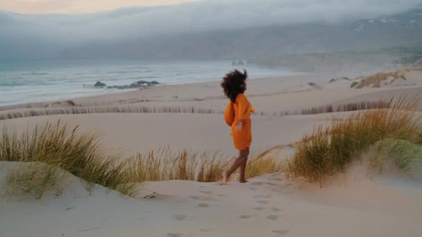 Szczęśliwa Afroamerykanka Schodząca Dół Piaszczystego Wzgórza Dzwoniąca Pójść Machającą Ręką — Wideo stockowe