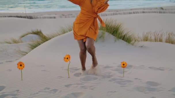 Mladá Vášnivá Žena Tančí Letního Soumraku Písečném Pobřeží Atraktivní Africká — Stock video