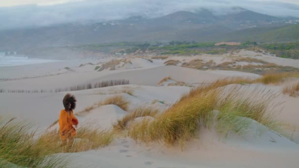Kasvetli Yaz Akşamında Kumlu Yamaçlarda Koşan Mutlu Bir Kadın Kıvırcık — Stok video