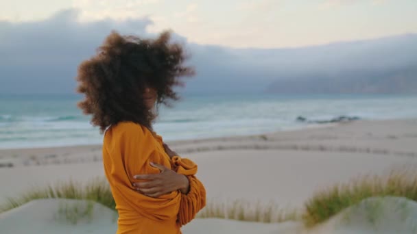 Çekici Rahat Turuncu Elbise Giymiş Model Bir Kadın Bulutlu Doğada — Stok video