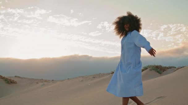 Африканская Американка Исполняющая Современный Стиль Песчаной Пустыне Летним Вечером Молодая — стоковое видео