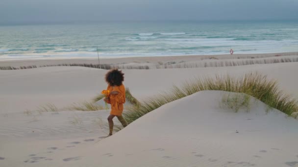 Jovem Mulher Atraente Andando Praia Areia Vazia Crepúsculo Verão Com — Vídeo de Stock