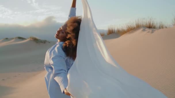 Африканская Американская Девушка Стоящая Тканью Дующей Тропическим Ветром Летнюю Пустыню — стоковое видео
