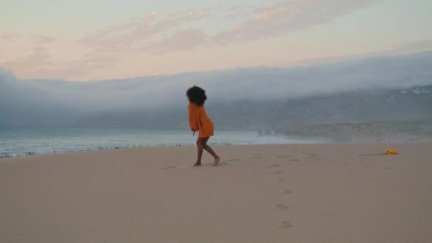 Moderno Dançarino Menina Corpo Movimento Praia Areia Vestindo Vestido Laranja — Vídeo de Stock