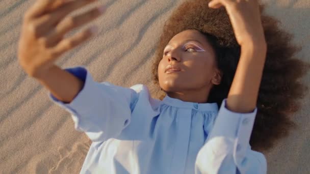 Africano Americano Graciosa Mulher Performer Deitado Duna Areia Fazendo Movimentos — Vídeo de Stock