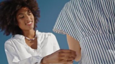 Kapanış kızı açık havada fermuarını açar. Hafta sonu tatiliniz kutlu olsun. İyi tatiller. Güzel afro-amerikan gülümsemesi kız arkadaşına plaj kıyafetlerinde yardım ediyor. Yaz tatili rahatlama kavramı.
