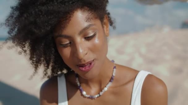 Πορτρέτο Ευτυχισμένη Κοπέλα Τρώει Μούρα Στην Παραλία Ελκυστική Γυναίκα Απολαμβάνει — Αρχείο Βίντεο