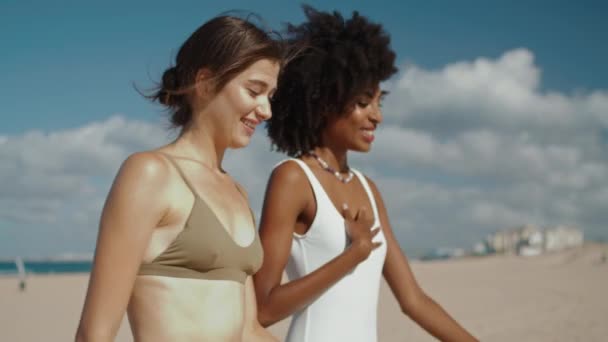 Ontspannen Meisjes Gaan Naar Het Strand Zonlicht Close Aantrekkelijke Vriendinnen — Stockvideo