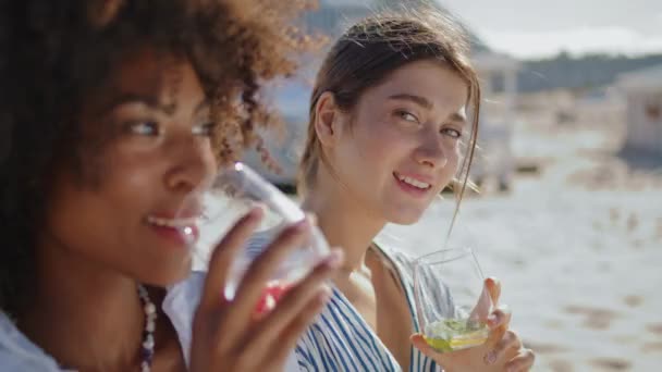 Flirtende Strandmädchen Posieren Sommerlicher Sonnenlicht Nahaufnahme Attraktive Lgbt Partner Trinken — Stockvideo