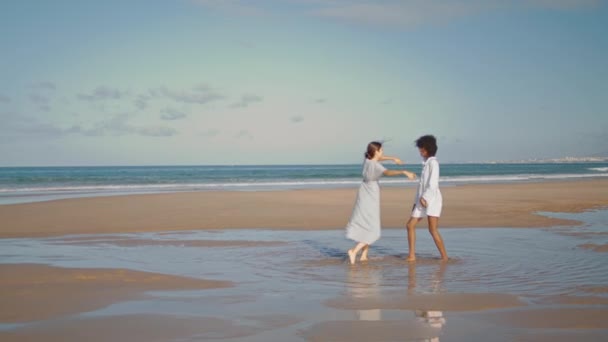 Felizes Namoradas Abraçando Praia Luz Sol Casal Lésbico Rindo Costa — Vídeo de Stock