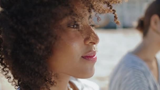 Porträtt Avslappnad Vacker Flicka Blundar Solljus Lockigt Lycklig Kvinna Afrikansk — Stockvideo