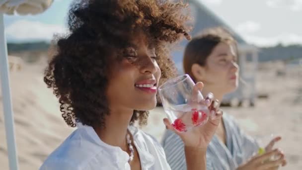 Piękna Kobieta Lubi Koktajl Bliska Szczęśliwy Afrykański Amerykanin Pijący Napój — Wideo stockowe