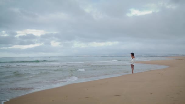 Dromerige Vrouw Wandelen Oceaan Strand Bewolkte Dag Romantisch Afrikaans Amerikaans — Stockvideo