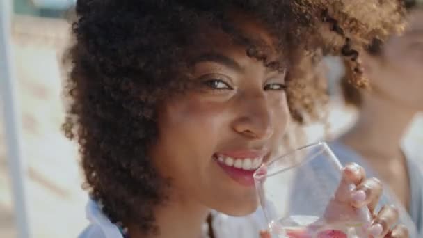 Χαμογελαστή Κοπέλα Που Πίνει Κοκτέιλ Στην Παραλία Παιχνιδιάρα Σγουρή Γυναίκα — Αρχείο Βίντεο