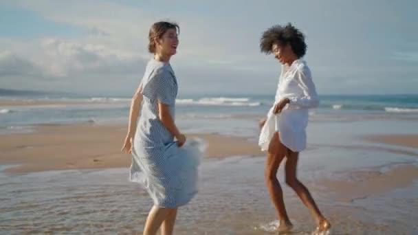Gelukkige Meisjes Dansen Het Strand Het Zomerweekend Opgewonden Glimlachend Lgbt — Stockvideo