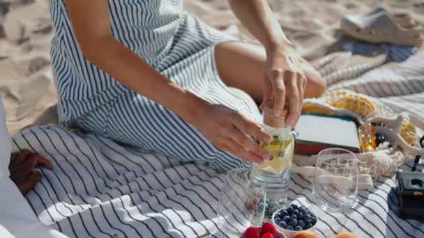 Bliższe Ręce Przygotowujące Piknik Świetle Słonecznym Zrelaksowana Dziewczyna Wlewa Wodę — Wideo stockowe