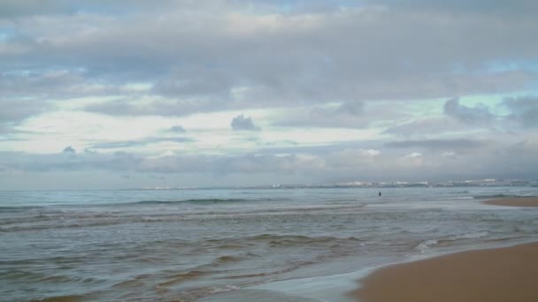 Sea Waves Hitting Beach Cloudy Sky Peaceful Ocean Coastline Rippling — Stock Video
