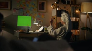 Bilinmeyen serbest çalışan krom anahtarlı bilgisayarı kapatıyor. Bornoz videosundaki kadın evini arıyor. İş kadını geceleri iş arkadaşlarıyla yeşil ekran bilgisayar aygıtı hakkında konuşuyor. Uzak çalışma konsepti