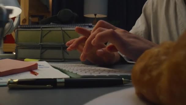 Kvinde Arme Trykke Knapper Natten Closeup Ukendt Pige Skrive Computertastatur – Stock-video