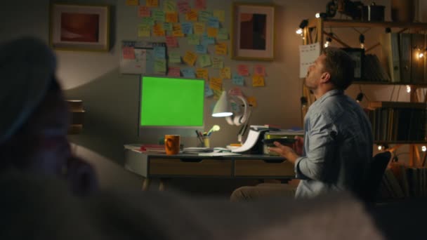 感情用事的家伙在给家里拍特写 会说话的男人在彩色键电脑视频聊天时不做任何手势 主动出击的人在夜光室用虚拟电话交谈 远程工作概念 — 图库视频影像