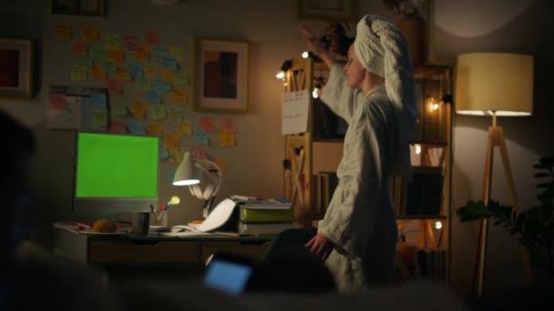 モックアップ装置の閉鎖を説明するリモートワーカー シャワー後のバスローブの女性は 緑の画面コンピュータで仮想会議を持っている フリーランス女の子話してビジネスパートナーでChromakey Pc夜家 — ストック動画