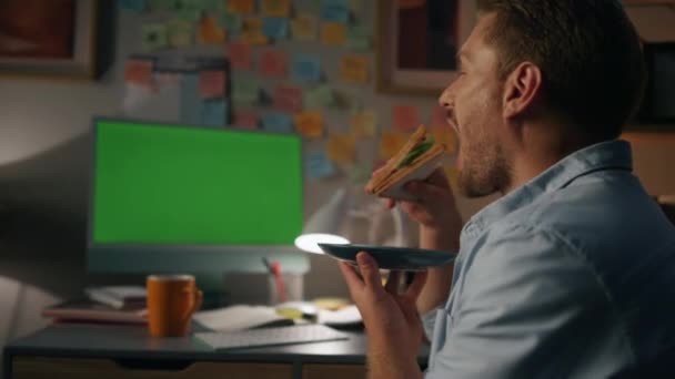 Hungrig Student Äter Smörgås Kvällen Rum Närbild Skäggig Man Som — Stockvideo
