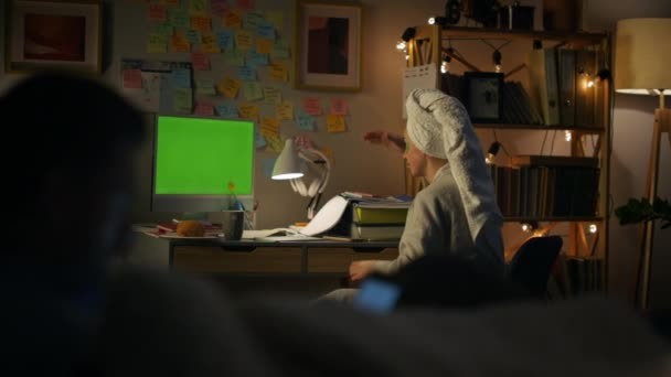 緑の画面デバイスの閉鎖を議論アクティブ女性 バスローブ主婦の夜の自宅で仮想コンピュータの会話 フリーランスの女の子は夜にパートナーのモックアップPcを説明する リモートワークの概念 — ストック動画