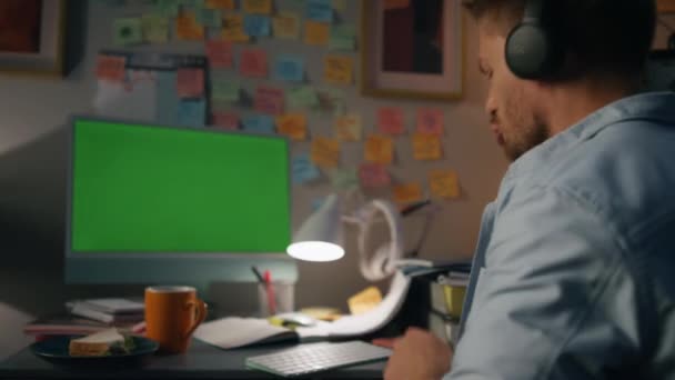 Evdeki Sakallı Adam Şarkısını Yakından Dinliyor Hayali Müzik Enstrümanı Kullanan — Stok video