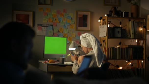 年轻的家庭在家里工作 焦点女性浏览智能手机在夜间公寓的特写 忙碌的女孩坐在绿屏远程工作场所 坐在沙发上看着笔记本电脑的人物形象 — 图库视频影像